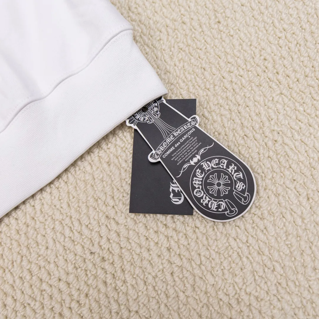 P190 Chrome Hearts/Chrome Hearts CH arm cross horseshoe Sanskrit off-shoulder round neck sweatshirt for women. Selected Xinjiang Chinese cotton fabric. The texture is delicate and soft, gentle and non-prickly. The loose version is not tight. It is an indispensable wardrobe item for goddesses!  Color: White Size "S M L
